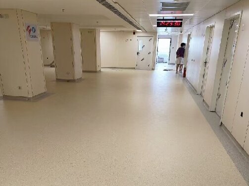 门诊大厅地面如何兼顾美观与高效？密实复合PVC地板成医院新选择