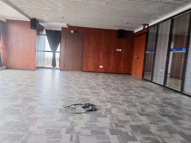 高端办公地面别再选地毯木地板！大巨龙LVT片材地板更环保、免打理、省30%运维成本，200+花色任选