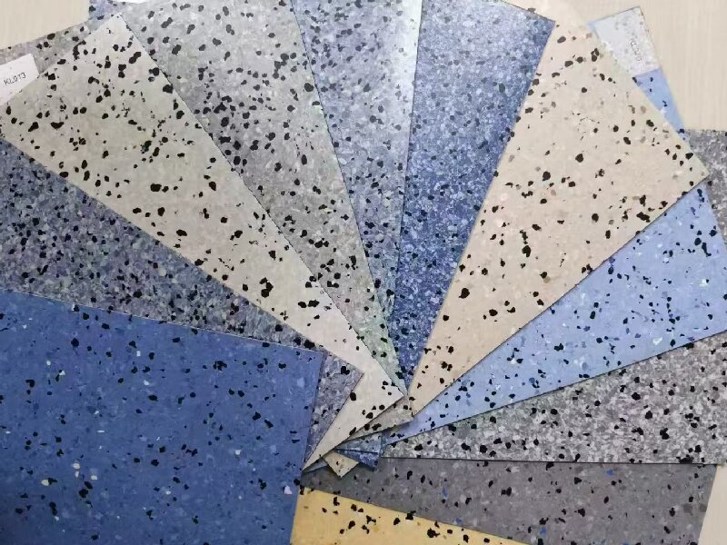 防静电PVC地板厂家如何实现10⁶–10⁹Ω精准电阻？导电层工艺是关键！