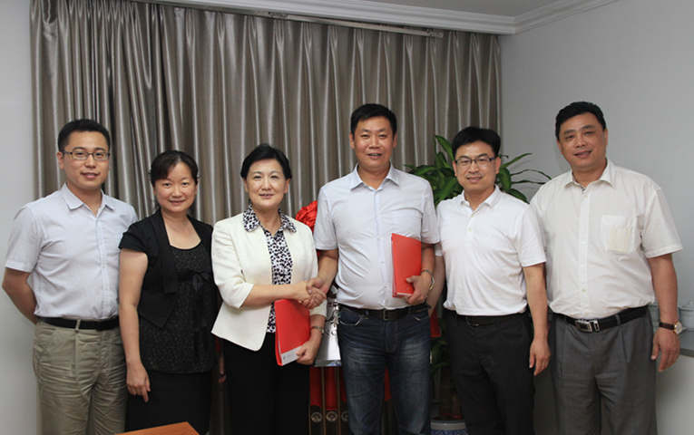 大巨龙地板董事长李德荣