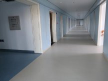 旧楼改造不用敲掉瓷砖了，使用PVC卷材地板简单