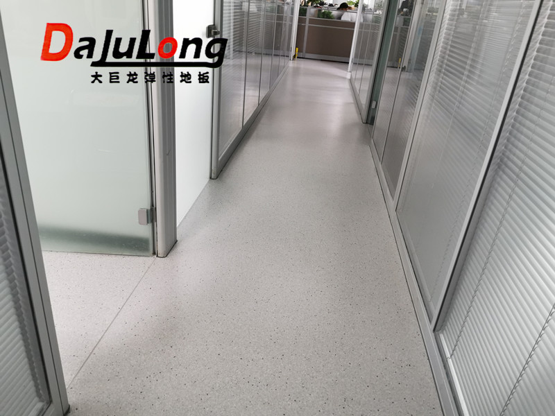 同质透心pvc地板的价格是多少钱一平方呢？